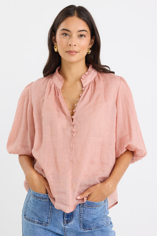 model wears a pink blouse with light blue jeans
col_pattern