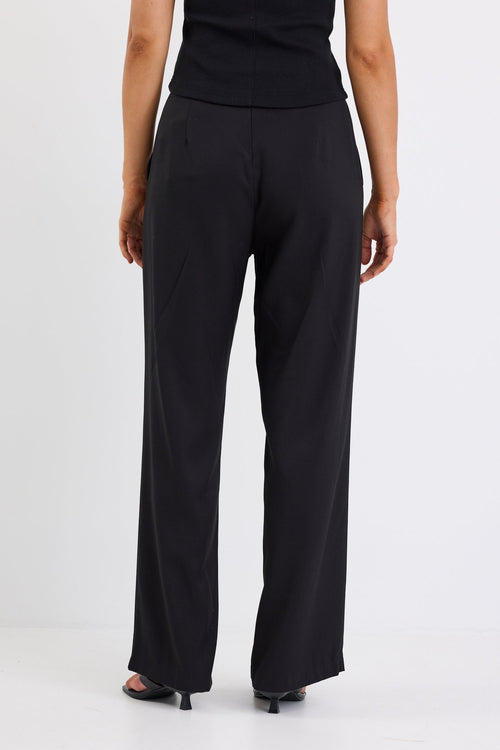 woman wearing black pant and black tank