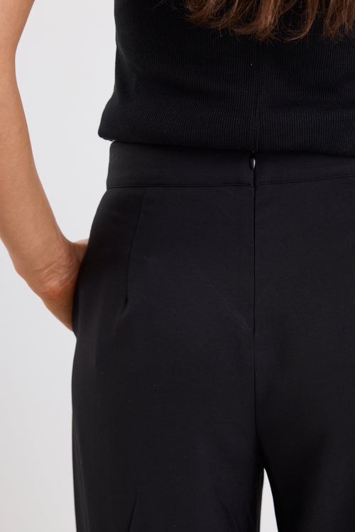 woman wearing black pant and black tank