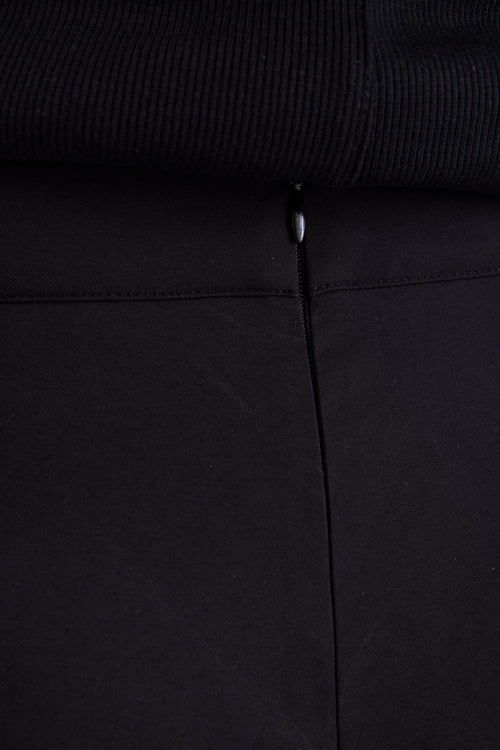 woman wearing black pant and black tank