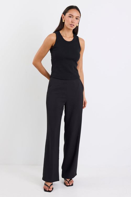 woman wearing black pant and black tank
