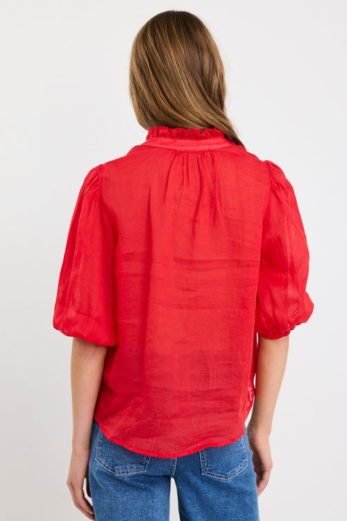 Person wearing a red blouse and blue jeans on a white background
col_pattern