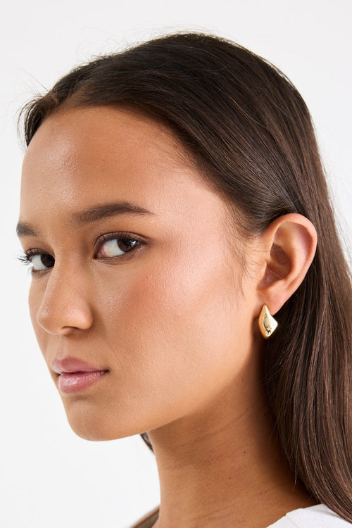 Woman wearing a gold earring