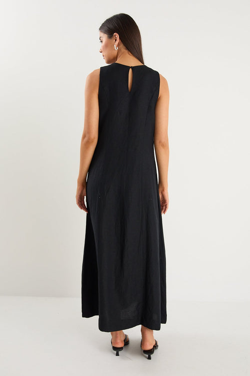 model wearing long black linen dress
col_pattern