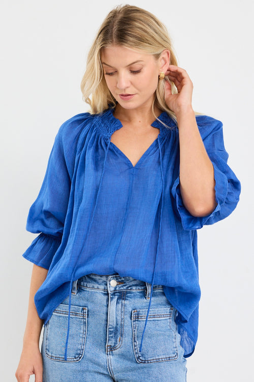 model wears a blue linen blouse with blue jeans
col_pattern