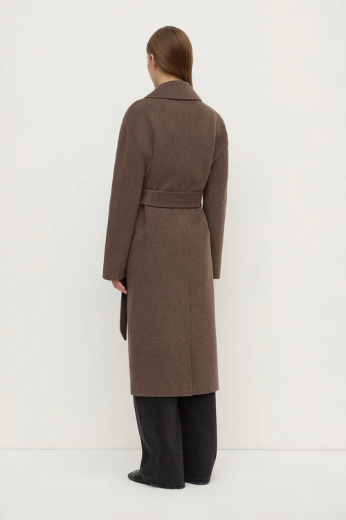 Person wearing a brown coat on a white background
col_pattern