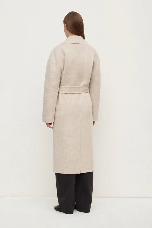 Person wearing a beige coat on a white background
col_pattern