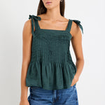 Woman wearing a green cami top and blue jeans
col_pattern