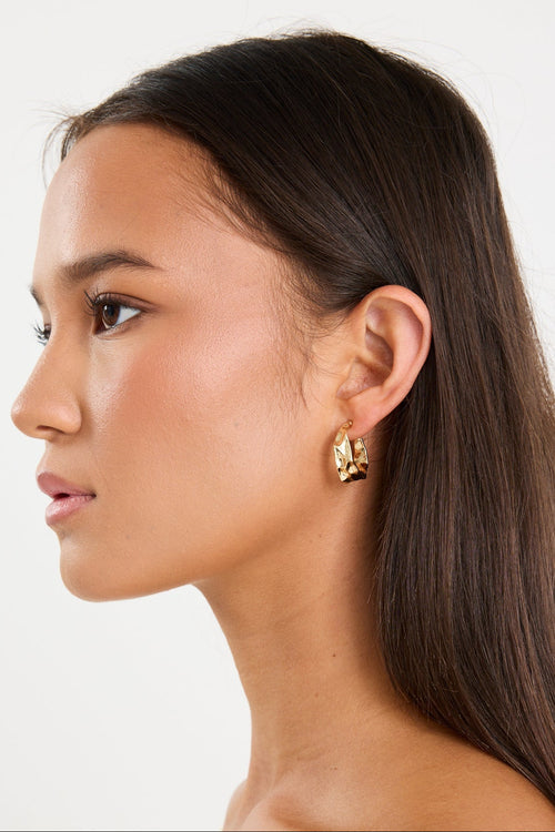 Woman wearing a gold chunky earring