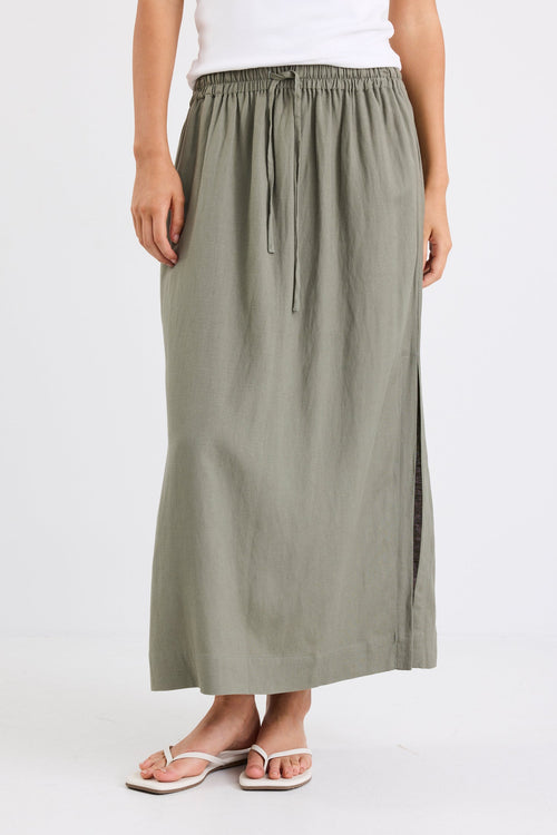 Woman wearing a khaki skirt and white top
col_pattern