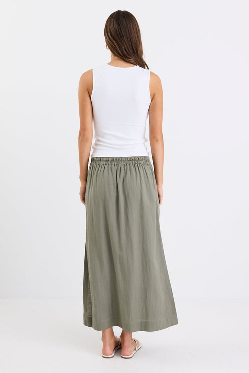 Woman wearing a khaki skirt and white top