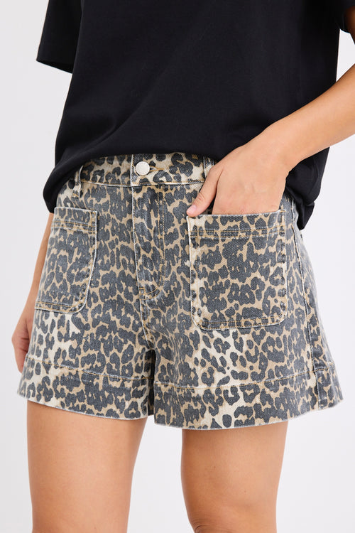 Woman wearing high-rise leopard print shorts with front patch pockets, styled with a black top.
col_pattern