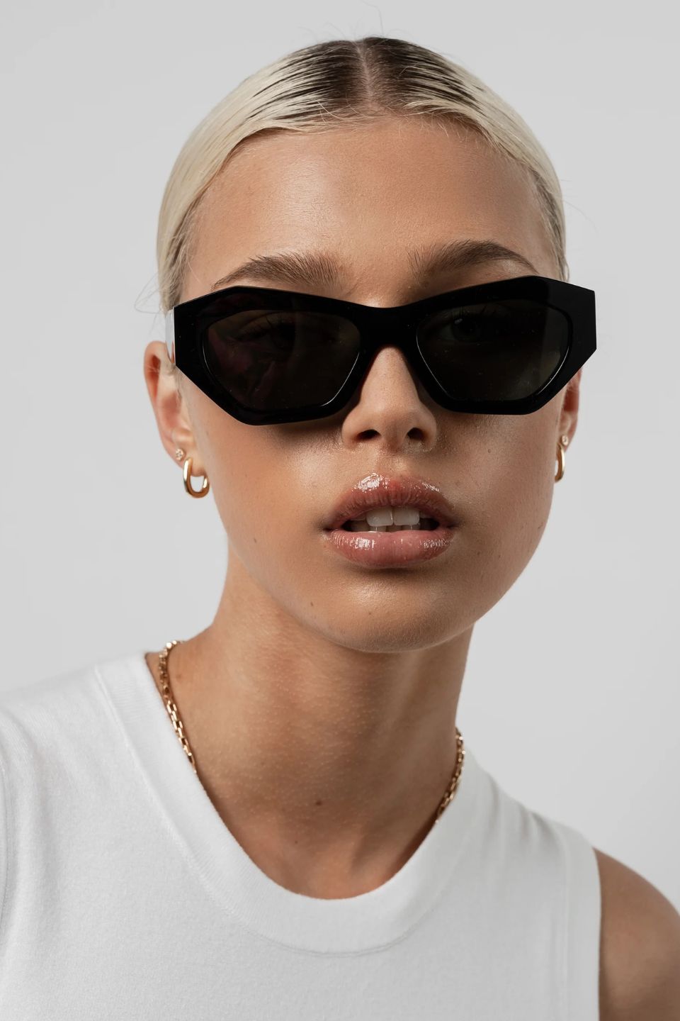 Shop Emily Black Sunglasses | Flo & Frankie display picture 3