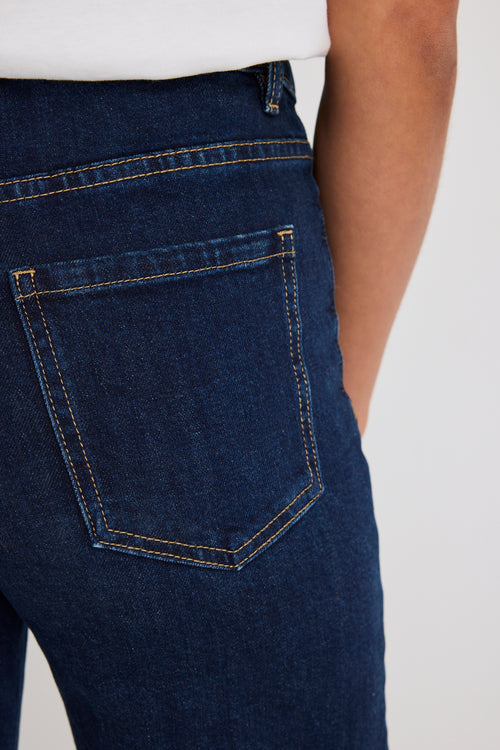 Close-up of dark blue jeans with a white background
col_pattern