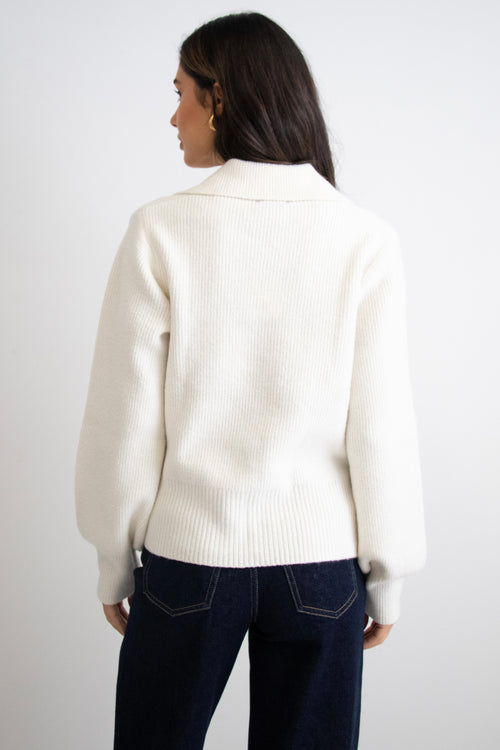 model wears a white collar knit with dark blue jeans