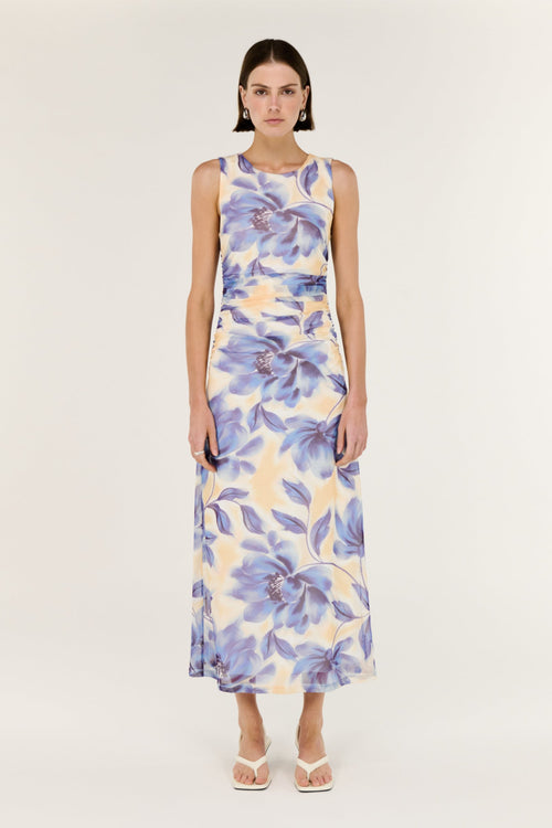 Woman wearing a floral dress on a white background
col_pattern