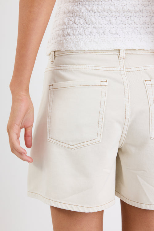 High-waisted, 100% cotton denim shorts in an ecru colour with a relaxed fit and a flattering length.
col_pattern