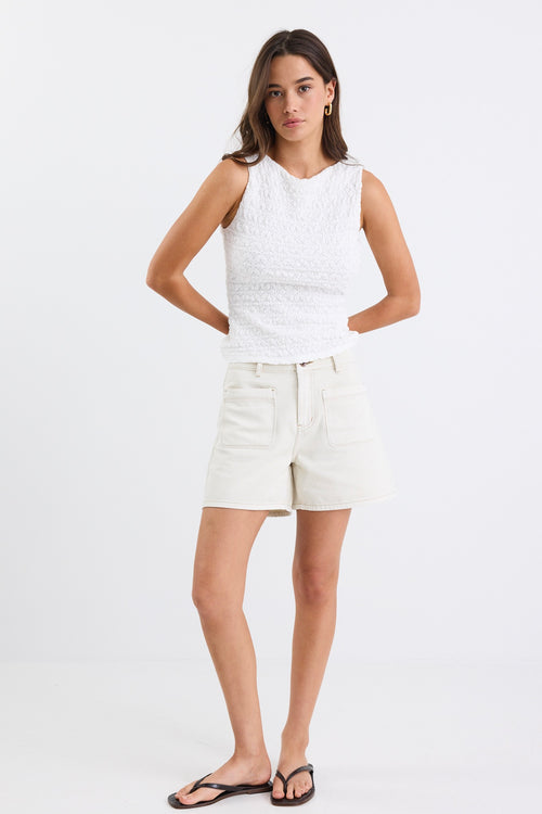 High-waisted, 100% cotton denim shorts in an ecru colour with a relaxed fit and a flattering length.