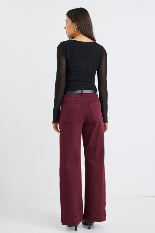model wears red jeans with a black long sleeve top
col_pattern